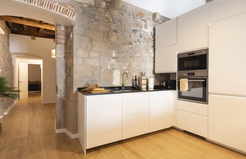Old Town Apartment | Bali - Modern Holiday Apartment Rental in Girona | Bravissimo