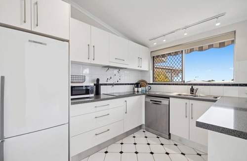 Sawtell House | Ballantrae 8 Family-Friendly Coastal Apartment with Ocean Views