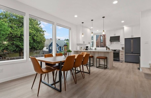 Loyal Heights House | Ballard Hangout - Arcade, Covered deck, Sleeps 10!