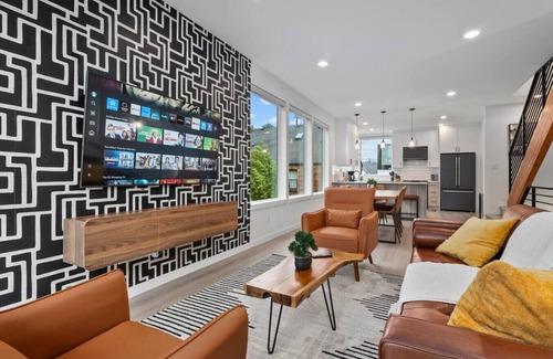 Loyal Heights House | Ballard Hangout - Arcade, Covered deck, Sleeps 10!
