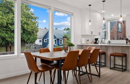 Loyal Heights House | Ballard Hangout - Arcade, Covered deck, Sleeps 10!