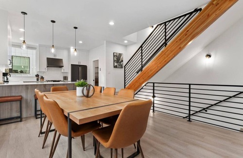Loyal Heights House | Ballard Hangout - Arcade, Covered deck, Sleeps 10!