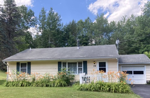 Maryland House | Ballpark Retreat Lake House Sleeps 6, Hot Tub, Fishing, Large Yard