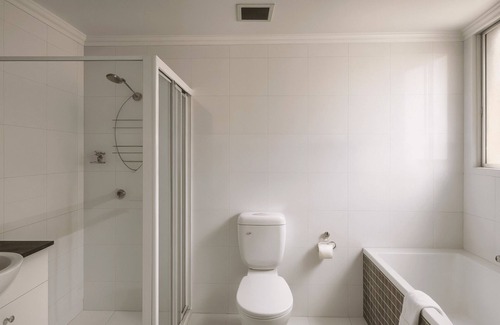 Balmain Apartment | Balmain- BUCHN Buchanan Street - Modern 2BR with Balconies Resort Facilities Near Balmain Village