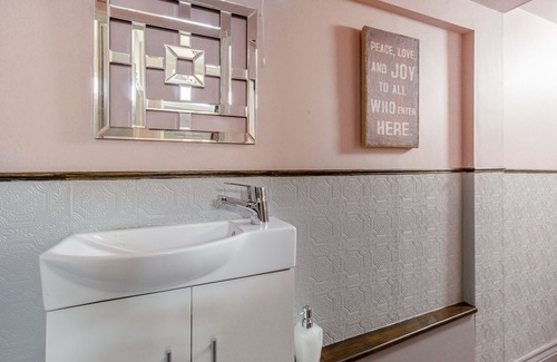 Redcar Cottage | BALMORAL COTTAGE, pet friendly, character holiday cottage in Redcar