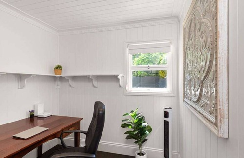 Balmoral House | Balmoral Pool Home|City Skyline Views|Pet Friendly