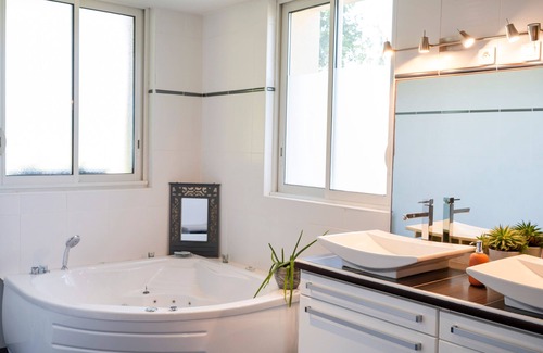 Mauleon-d'Armagnac Bed & Breakfast | Balneo Guest Room with Air Conditioning – Relaxation, Spa and Nature in Gascony
