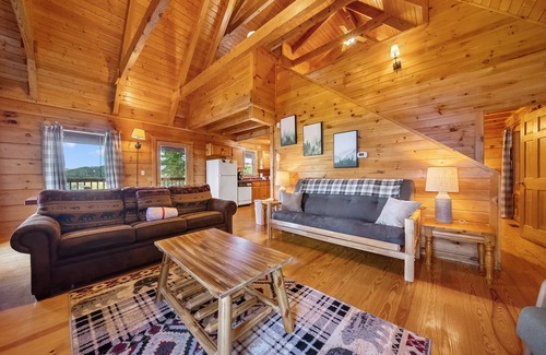 Gatlinburg House | Baloo's Bungalow sleeps 7, beautiful mountain view, close to Gatlinburg strip