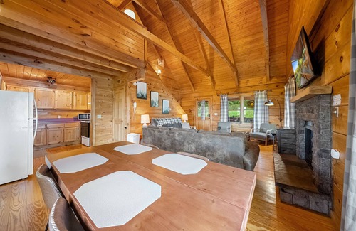 Gatlinburg House | Baloo's Bungalow sleeps 7, beautiful mountain view, close to Gatlinburg strip