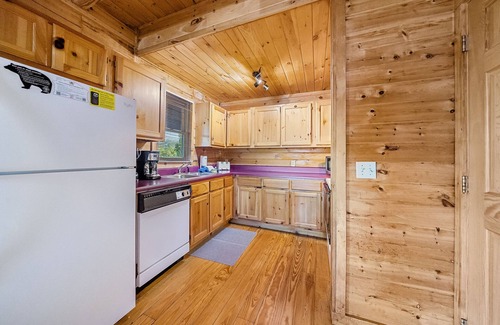 Gatlinburg House | Baloo's Bungalow sleeps 7, beautiful mountain view, close to Gatlinburg strip