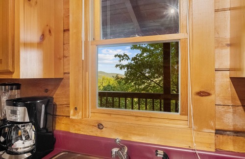 Gatlinburg House | Baloo's Bungalow sleeps 7, beautiful mountain view, close to Gatlinburg strip