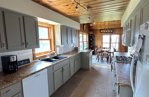 Balsam Lake House | Balsam Lake Sunset Cabin with WiFi & Sauna!