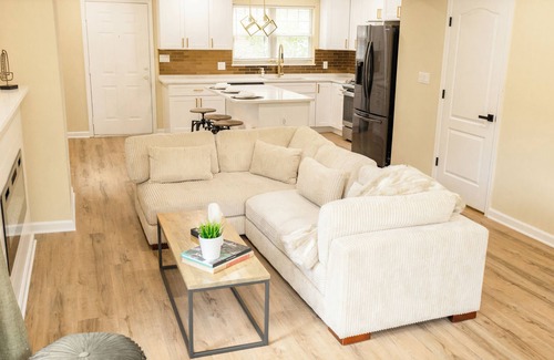 Downtown Baltimore House | Baltimore Cozy & Renovated Townhome, Oriole Park/Ravens/Casino + Free Parking