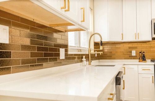 Downtown Baltimore House | Baltimore Cozy & Renovated Townhome, Oriole Park/Ravens/Casino + Free Parking