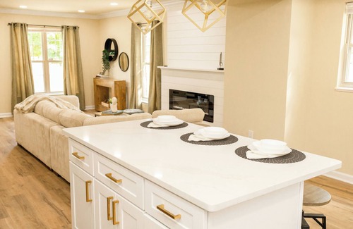 Downtown Baltimore House | Baltimore Cozy & Renovated Townhome, Oriole Park/Ravens/Casino + Free Parking