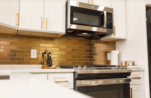 Downtown Baltimore House | Baltimore Cozy & Renovated Townhome, Oriole Park/Ravens/Casino + Free Parking