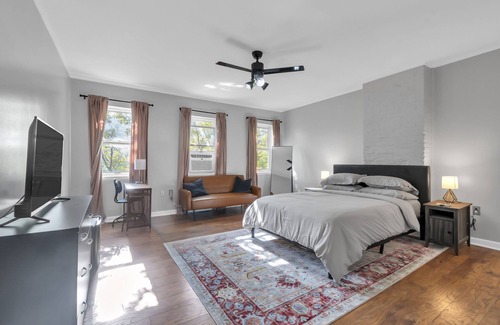 Downtown Baltimore Apartment | Baltimore Hopkins Medical Apt. 4- walking distance to Fells Point & Inner Harbor