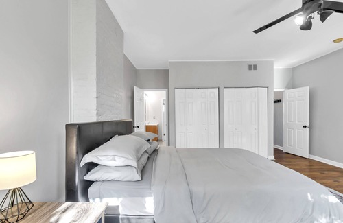 Downtown Baltimore Apartment | Baltimore Hopkins Medical Apt. 4- walking distance to Fells Point & Inner Harbor