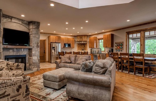 Black Mountain House | Bama Bear Lodge: A Larger than Life Mountain View Escape