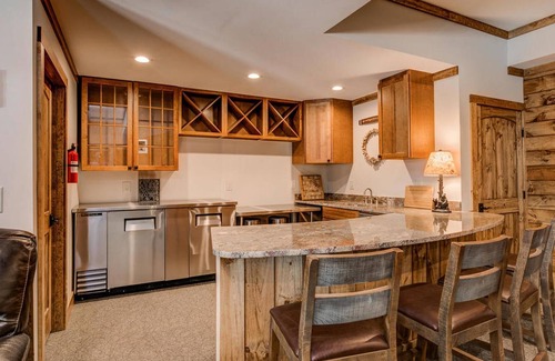 Black Mountain House | Bama Bear Lodge: A Larger than Life Mountain View Escape