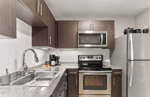Tuscaloosa Condo | Bama on the River Riverfront Condo with a View, Gym and Pool Access