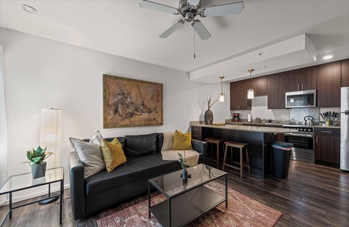 Prairie Village Apartment | Bamboo Loft Elegant Spacious - dedicated workspace dedicated Parking has a GYM