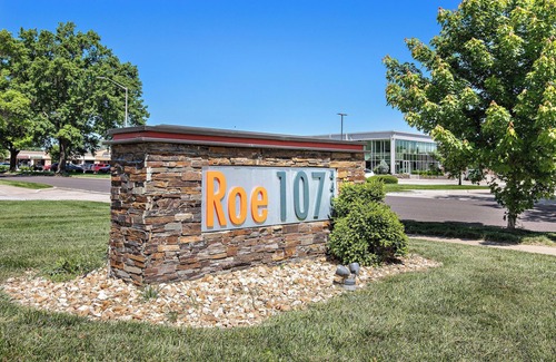 Prairie Village Apartment | Bamboo Loft Elegant Spacious - dedicated workspace dedicated Parking has a GYM