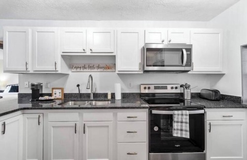 Victorian Village House | Bamboo Retreat- Private Parking -New Reno -Central