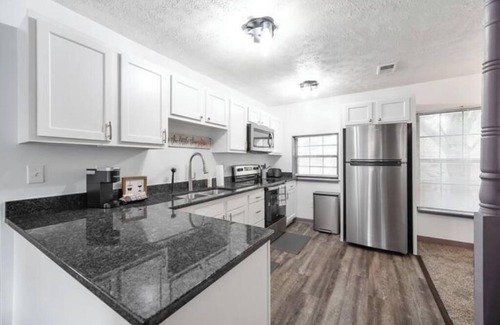 Victorian Village House | Bamboo Retreat- Private Parking -New Reno -Central