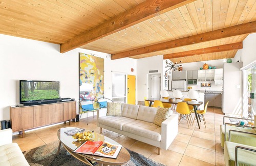 Sunmor House | 'Banana Cabana' Pool pad w/treehouse!