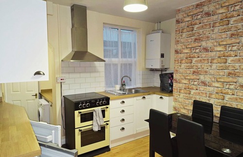 Banbury House | Banbury Family Home Sleeps 4 Walking Distance To Town & Train Station