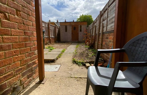 Banbury House | Banbury Family Home Sleeps 4 Walking Distance To Town & Train Station