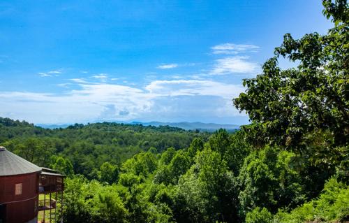 Sevierville House | Bandit Lodge BRAND NEW CABIN w Pool