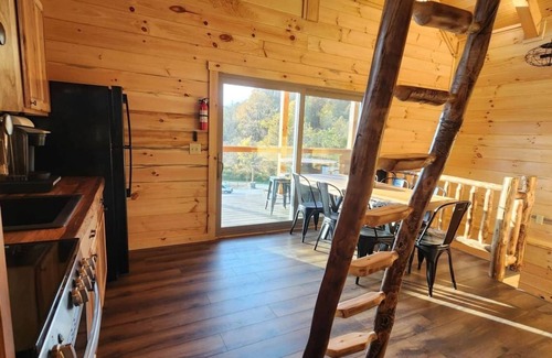 Scio Villa | Banff/Hot Tub-Lakeview -Pet friendly-8 Person Lodge