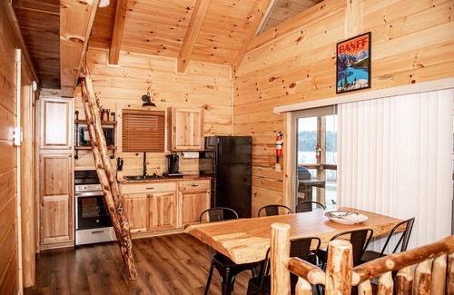 Scio Villa | Banff/Hot Tub-Lakeview -Pet friendly-8 Person Lodge