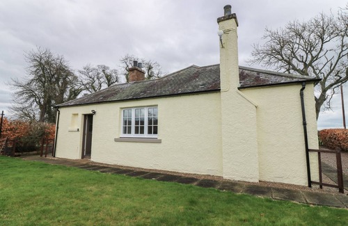 Forfar Cottage | BANKHEAD OF LOUR BUNGALOW, pet friendly, with open fire in Forfar