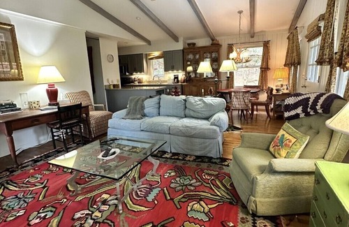 Highlands Cabin | Banks Cottage on Holt- an easy walk to town