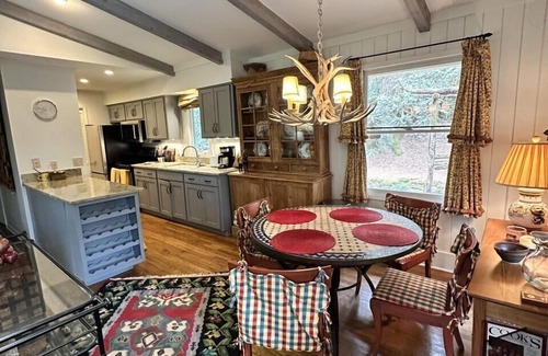 Highlands Cabin | Banks Cottage on Holt- an easy walk to town