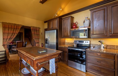 Banner Elk House | Banner Elk Winery Villa - Luxury Estate on a Beautiful Winery! 10min to downtown, hotub