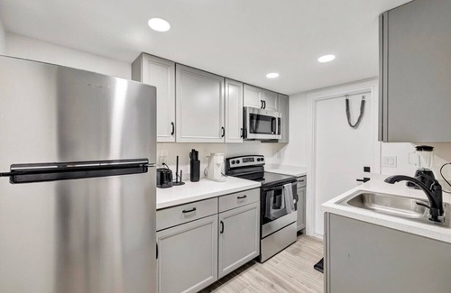 Barrier Island Apartment | Banyan St 2BR/1BA off Las Olas- Steps to Beach #1