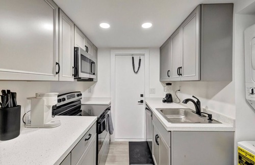 Barrier Island Apartment | Banyan St 2BR/1BA off Las Olas- Steps to Beach #1