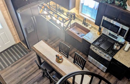Hancock Cabin | Bar Harbor Cabin with Treehouse Suite & Hot Tub