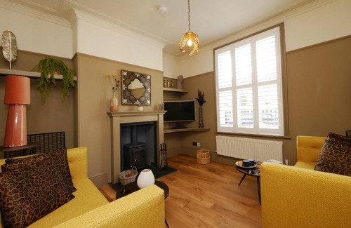 York House | Bar Wall Cottage-City Wall Views-sleeps 5