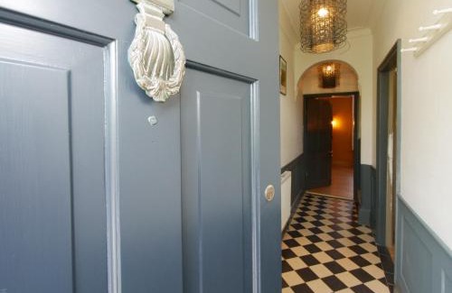 York House | Bar Wall Cottage-City Wall Views-sleeps 5