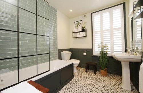 York House | Bar Wall Cottage-City Wall Views-sleeps 5