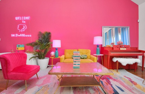 Neartown House | BARBIE’S WORLD DOWNTOWN/MONTROSE/MUSEUM DIST