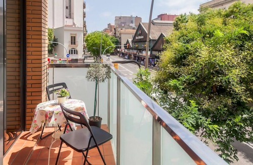 Hostafrancs Apartment | Barcelona | Plaza España Apt. with Huge Balcony ®