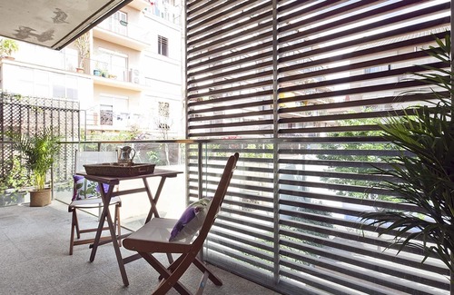 Sant Gervasi Apartment | Barcelona's Center Business Apartment with Balcony