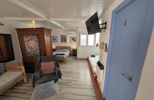 Sant Adria de Besos Apartment | Barcelona Studios with private kitchen, toilet & shower 20min from the center 5min to the beach