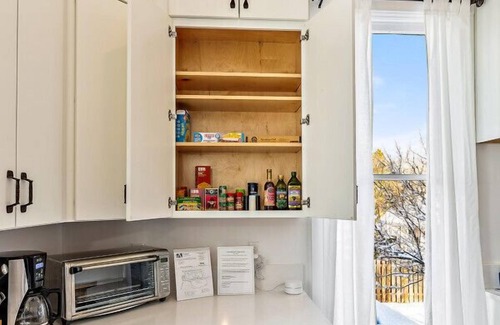 Ashland House | Barclay Klum House by WanderLodges | Soaking Tub | Gourmet Kitchen
